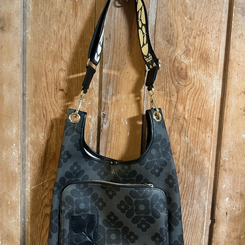 Orla Kiely
Orla Kiely Midi Crossbody Bag Flower Tile Charcoal